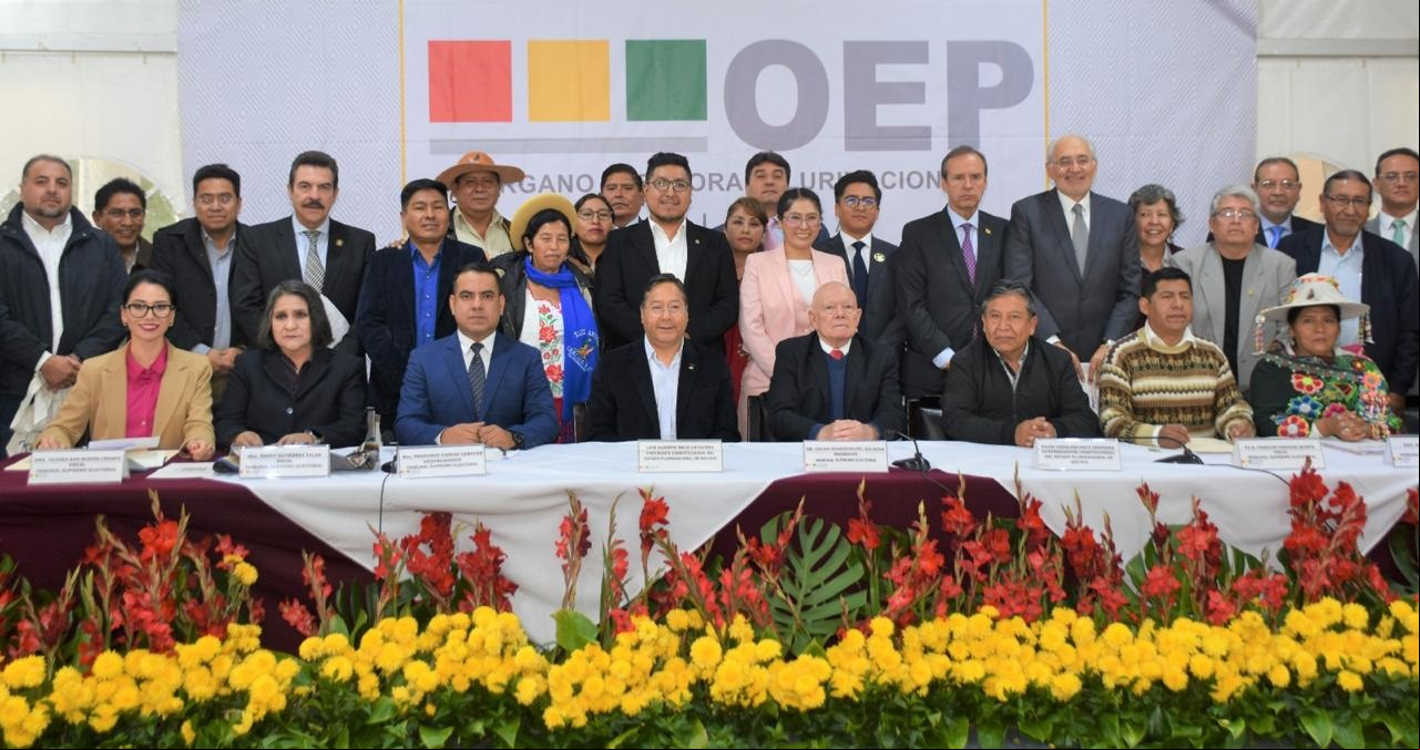 Autoridades de los órganos Legislativo, Electoral y Ejecutivo en una reunión por las elecciones generales