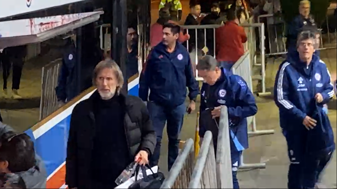 Ricardo Gareca fue el primero en bajar del bus en la sede de Gobierno