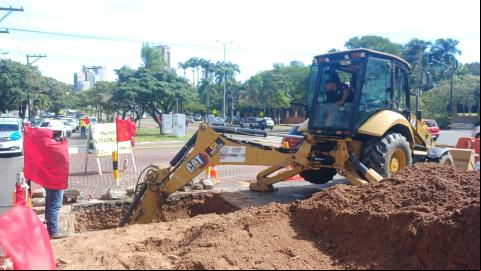 Saguapac realiza trabajos en el 2do anillo esquina Libertad para optimizar el servicio en la ciudad/Foto: Ricardo Montero 