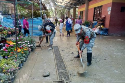 Militares ayudan a familias damnificadas