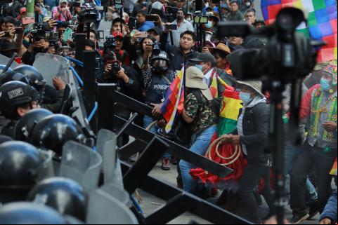 Evistas tratan de pasar la seguridad policial