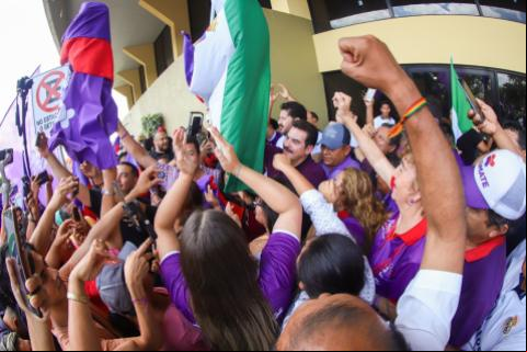 El precandidato de Súmate, Manfred Reyes Villa hace campana en Santa Cruz de la Sierra