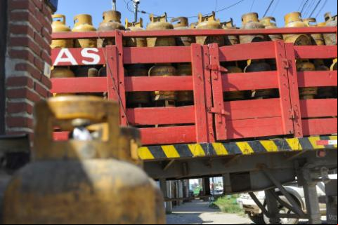 Escasez de gas licuado en Santa Cruz lleva a los vecinos a enfrentar largas filas en las distribuidoras de GLP/Foto: Enrique Canedo