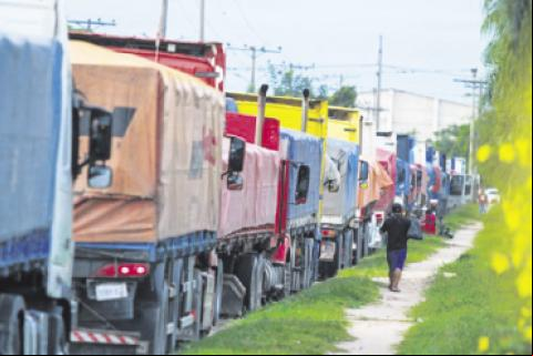 Camiones hacen fila para abastecerse de diésel