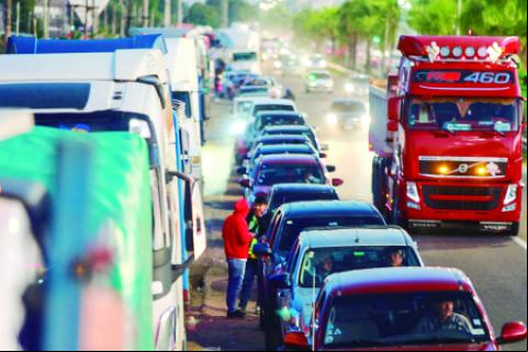 Las filas en los surtidores son una constante a pesar de que Arce aseguró una pronta solución 