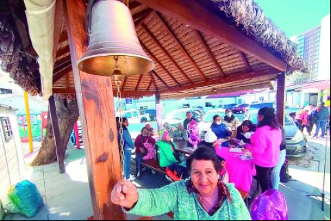 El repique de campanas resonó en el Oncológico. Rosa Valdivia la hizo sonar, como símbolo de una batalla ganada, pues logró vencer al cáncer