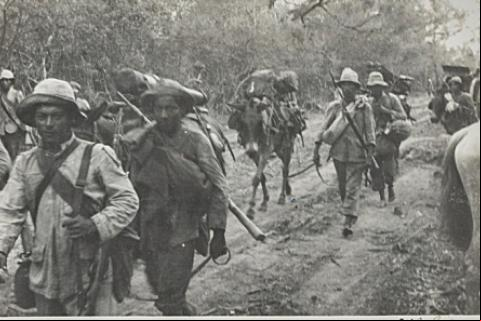 Un grupo de soldados paraguayo al frente de batalla. Foto: Carlos De Sanctis 