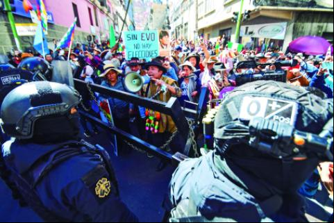Los evistas arrinconaron por minutos a la Policía, en su intento de ingresar a plaza Murillo. Foto: APG Noticias