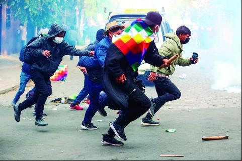 El enfrentamiento duró poco más de media hora cerca del Órgano Electoral. La Policía hizo uso de sus agentes químicos para dispersarlos 