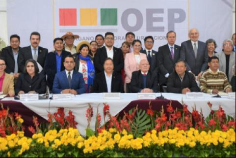 Autoridades de los órganos Legislativo, Electoral y Ejecutivo en una reunión por las elecciones generales