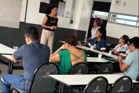 Shirley Vanessa Castedo (al frente) en reunión de planificación 
