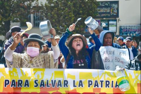 La ciudadanía protesta por el incremento de precios en los productos de la canasta familiar/Foto: APG