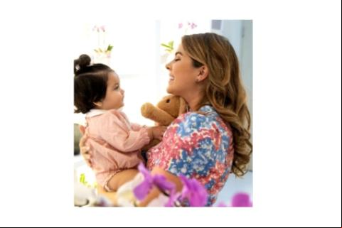 Sofía junto a su hija Isabella Kuljis, su inspiración para crecer como artista  en la decoración