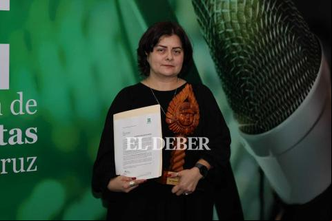 Silvana recibiendo el premio 'Libertad', otorgado por la Asociación de Periodistas de Santa Cruz. | Fotografía: Fuad Landivar 