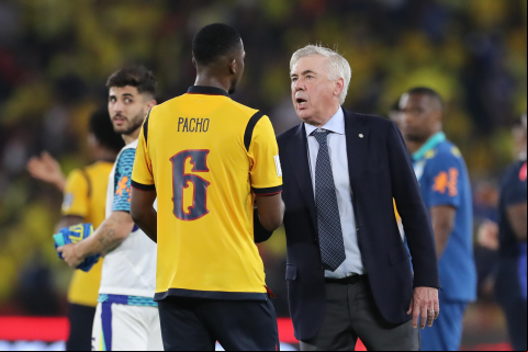 Carlo Ancelotti al final del partido saludó a jugadores ecuatorianos. Foto. EFE 