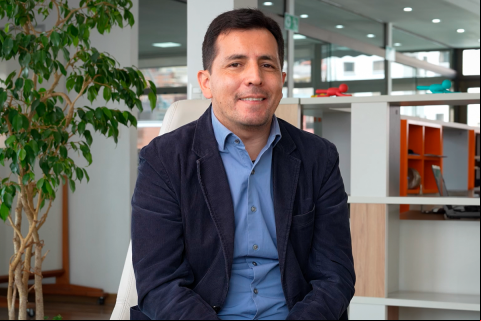 Demis Vargas, experto en finanzas y docente de la carrera de Ingeniería Económica de la Universidad Franz Tamayo, Unifranz