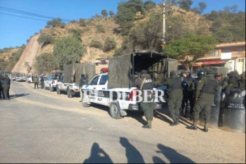 Movimiento policial en la ruta al occidente. Foto: Humberto Aillon. 