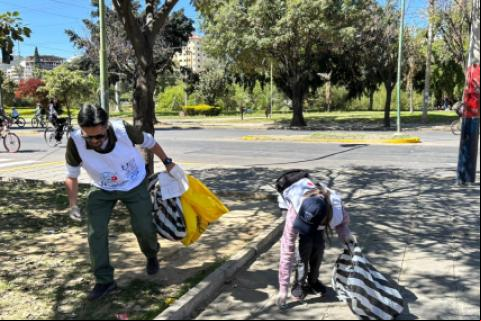 Personas recolectando residuos 