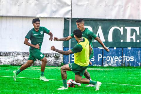 Ricardo Centurión domina el balón en un entrenamiento.
