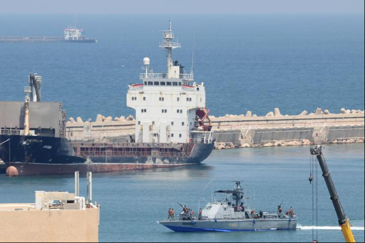 Buque israelí pasa cerca del buque portacontenedores /EFE