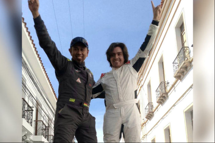 Sebastián Careaga (dcha.) posa junto a su navegante José Luis Salazar