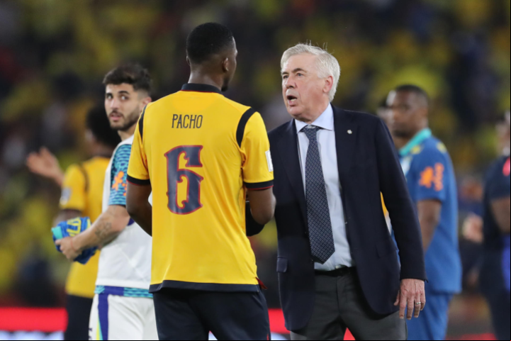 Carlo Ancelotti al final del partido saludó a jugadores ecuatorianos. Foto. EFE 