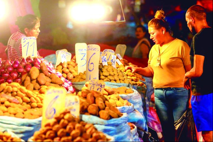 Consumidores compran en el mercado Abasto de Santa Cruz, donde los precios se disparan. La inflación en los alimentos continúa siendo una preocupación