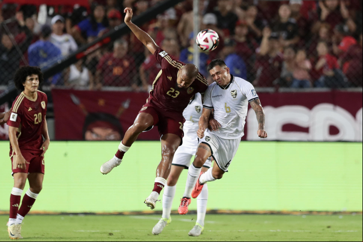 Salón Rondón, de Venezuela y Héctor Cuéllar, de Bolivia disputan el balón. Foto. EFE 