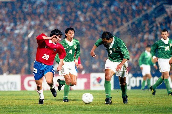 Partido entre Chile y Bolivia en 1995.