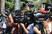 Camarógrafos atentos al hecho noticioso, son los compañeros leales de los periodistas.