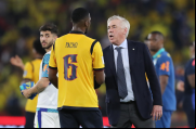 Carlo Ancelotti al final del partido saludó a jugadores ecuatorianos. Foto. EFE