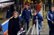 Ricardo Gareca fue el primero en bajar del bus en la sede de Gobierno