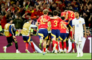 Los jugadores de España celebran la clasificación a la final tras vencer a Francia (5-4). Foto. EFE