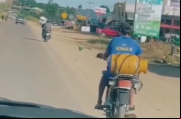 lorito y motociclista