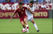 Miguel Navarro, de Venezuela y Moisés Paniagua, de Bolivia disputan el balón en Maturín. Foto. EFE