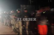 Policías y militares llegaron a Llallagua para desbloquear las carreteras cortadas. foto: Juan Carlos Torrejón