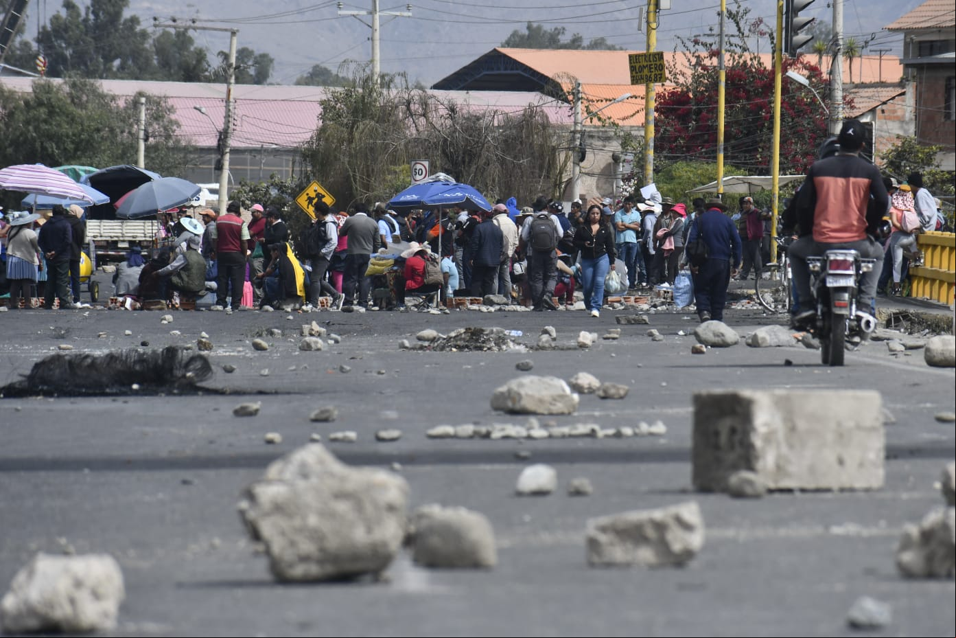 Las rutas de a Cochabamba permanecen bloqueadas por grupos radicales de Evo Morales