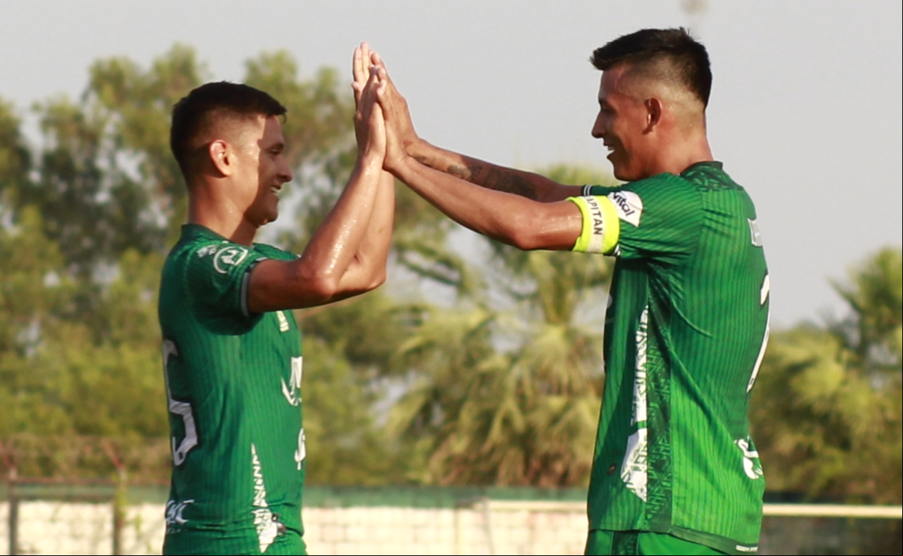 El capitán Amir Bejarano, de Mayo y Jonathan Taborga celebran tras la victoria ante la ‘U’. Foto. A Todo Pulmón Beni 