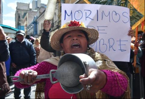 - La Federación de Gremiales Comerciantes Minoristas en Ropa y Artículos Varios "Winay Pacha" protesta en La Paz/APG