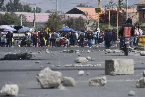 Las rutas de  a Cochabamba permanecen bloqueadas por grupos radicales de Evo Morales
