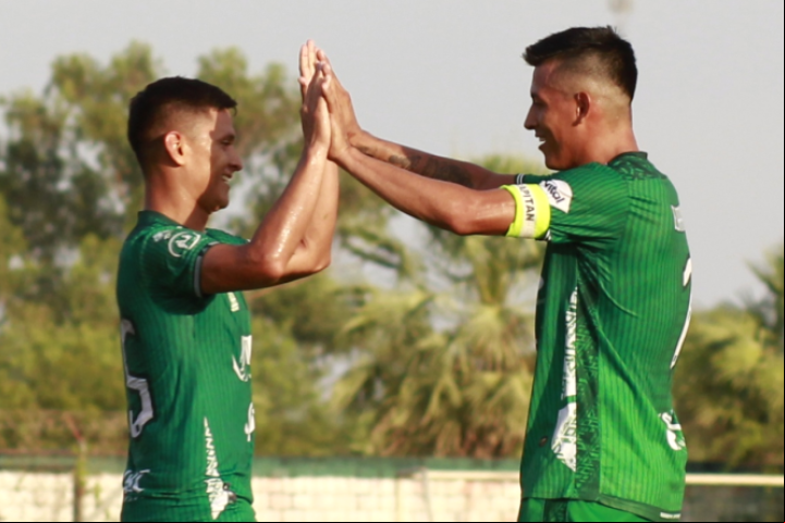 El capitán Amir Bejarano, de Mayo y Jonathan Taborga celebran tras la victoria ante la ‘U’. Foto. A Todo Pulmón Beni 